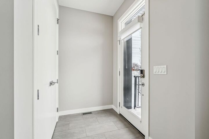 Property Photo:  5105 6 Street SW  AB T2V 1J6 