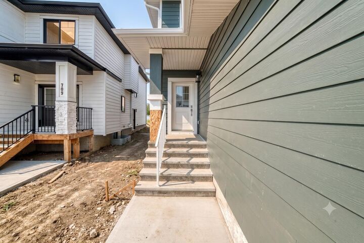 Property Photo:  707 Mandalay Avenue  AB T0M 0N0 