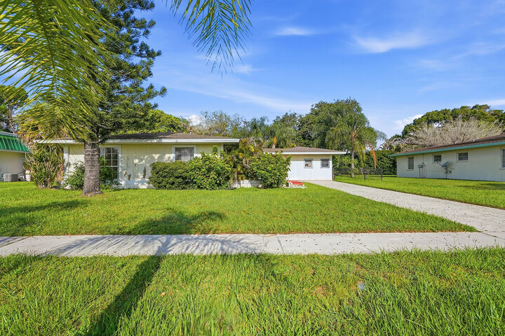 Property Photo:  854 SE Tierra Court  FL 34983 