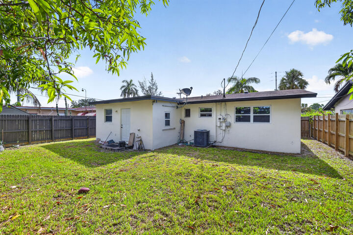 Property Photo:  533 NW 17th Avenue  FL 33311 