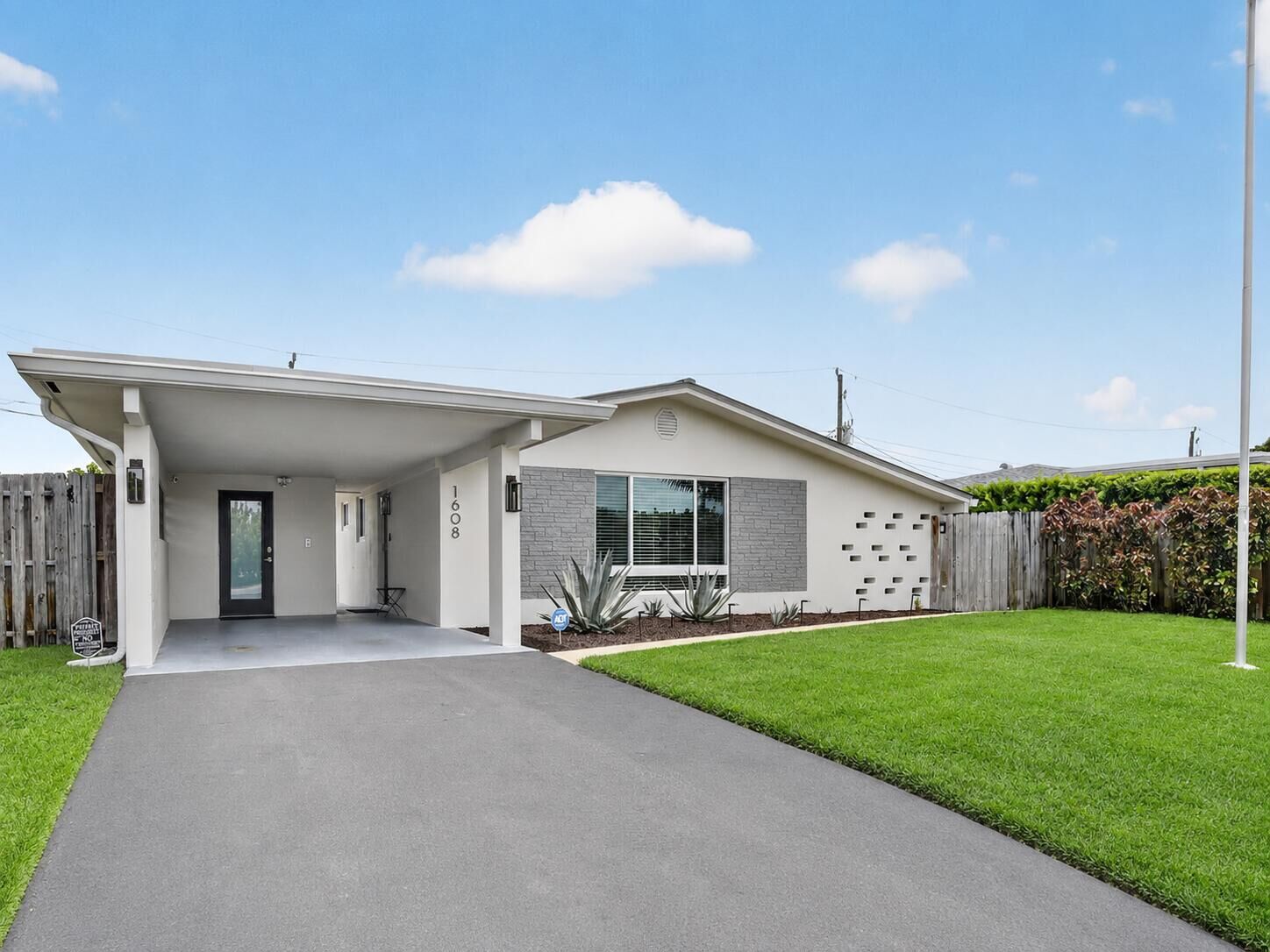 Property Photo: 1608 NE 14th Terrace FL 33305