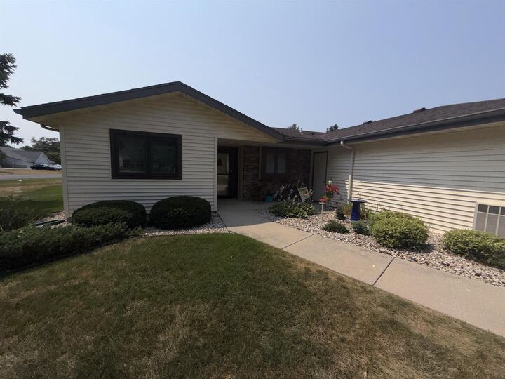 Property Photo: 3004 S Petunia Lane WI 53511