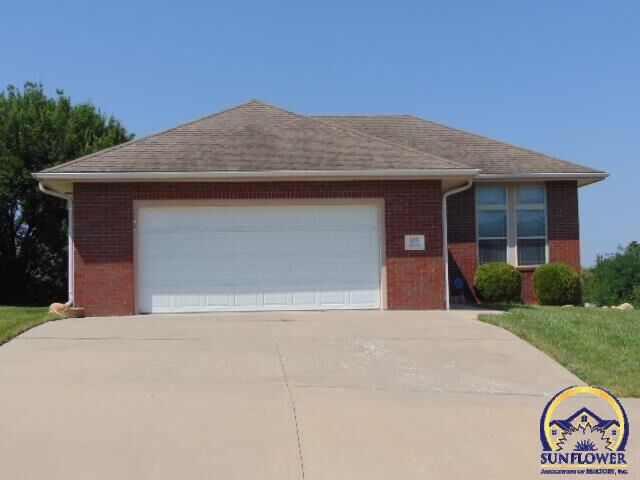 Property Photo:  919 SW Woodbridge Pl  KS 66606 