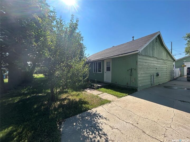 Property Photo:  804 96th Avenue  SK S0E 1T0 