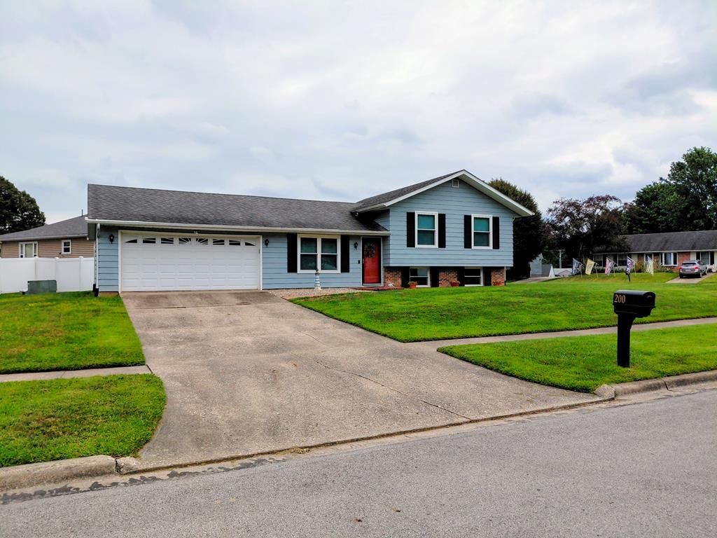 Property Photo:  200 Williamsburg Lane  OH 43130 