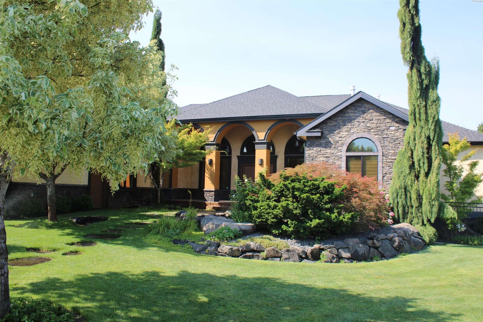 Property Photo:  922 W Allenwhite Dr.  WA 99352 