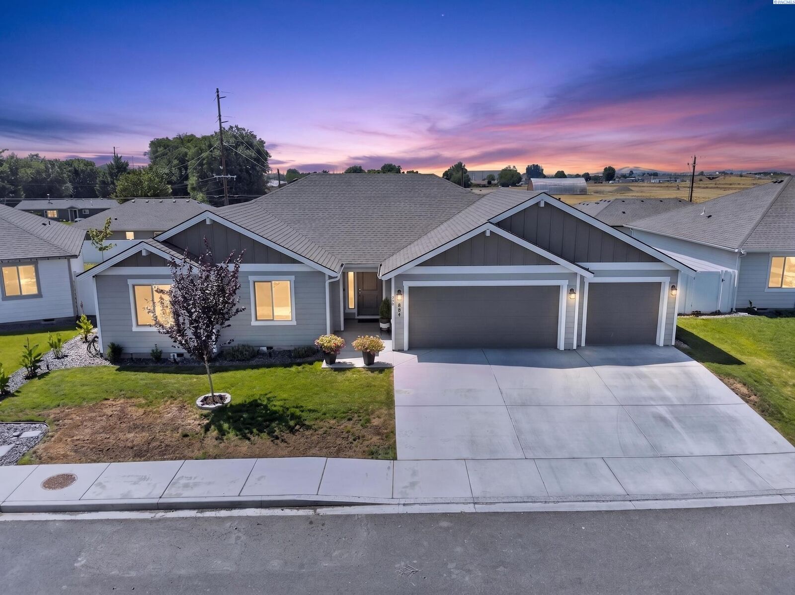 Property Photo: 804 Trellis St WA 98930