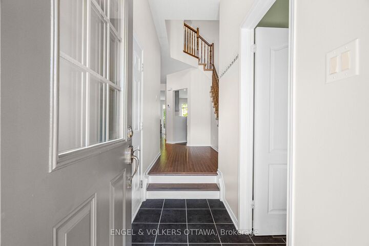 Property Photo:  729 Nakina Way  ON K1V 2H9 