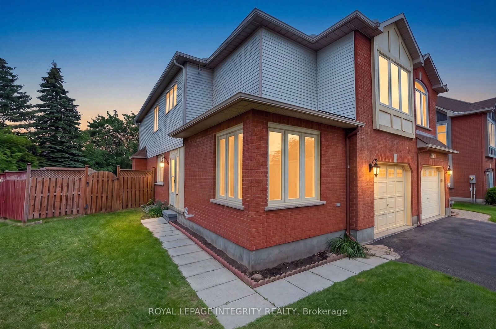 Property Photo:  137 Hunterswood Crescent  ON K1G 5W1 