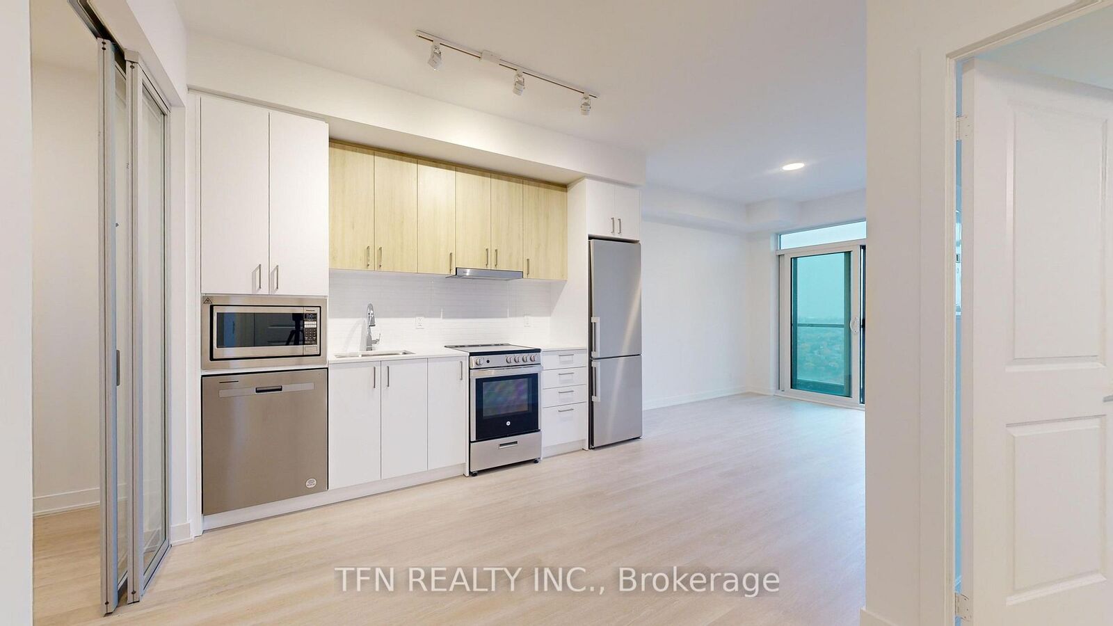 Property Photo:  30 Upper Mall Way 2104  ON L4J 0L7 