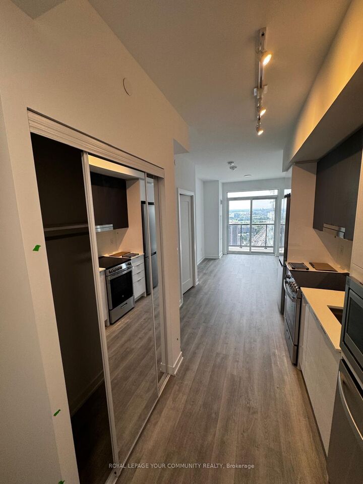 Property Photo:  5105 Hurontario Street 2809  ON L4Z 3X7 