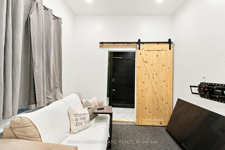 Property Photo: 650 Oxford Street E ON N5Y 3J4