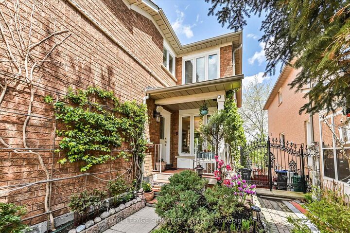 Property Photo:  5481 Palmerston Crescent  ON L5M 5Z8 
