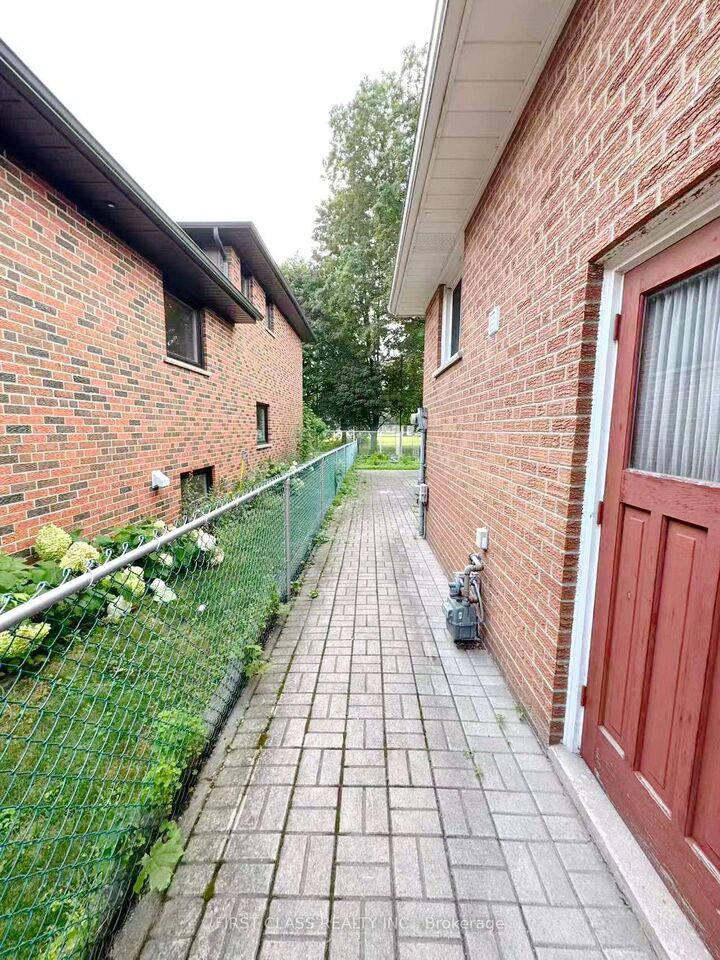 Property Photo:  1353 Myron Drive Lower Unit  ON L5E 2N5 