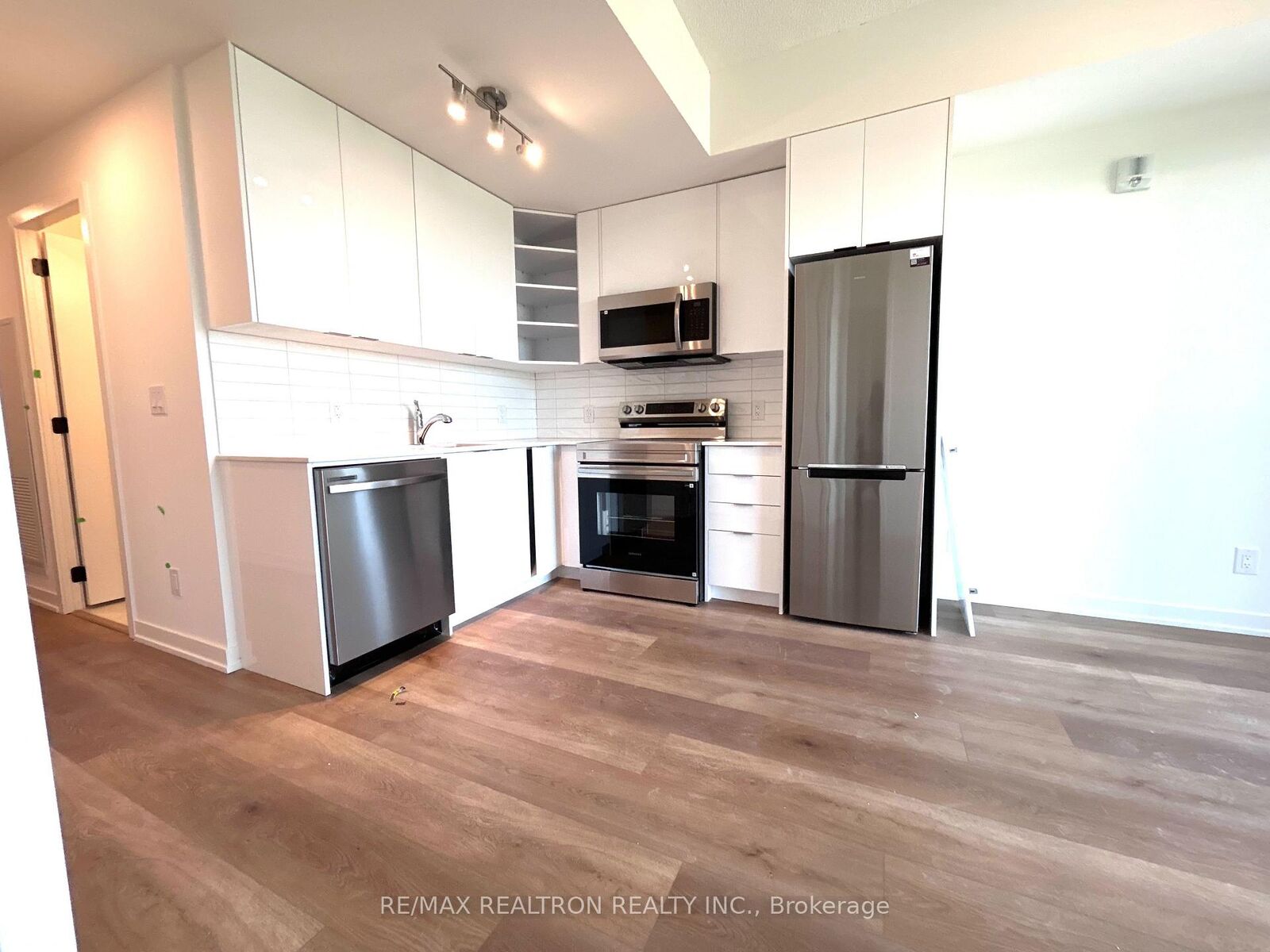 Property Photo:  33 Erie Avenue  ON N3S 0K7 