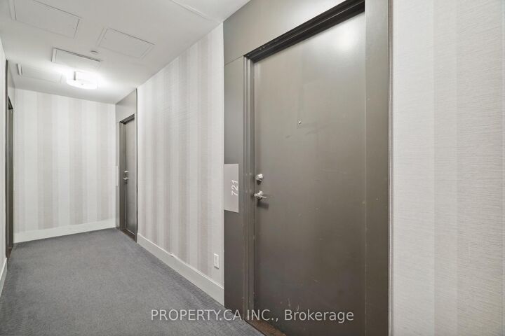 Property Photo:  20 Bruyeres Mews 721  ON M5V 0G8 