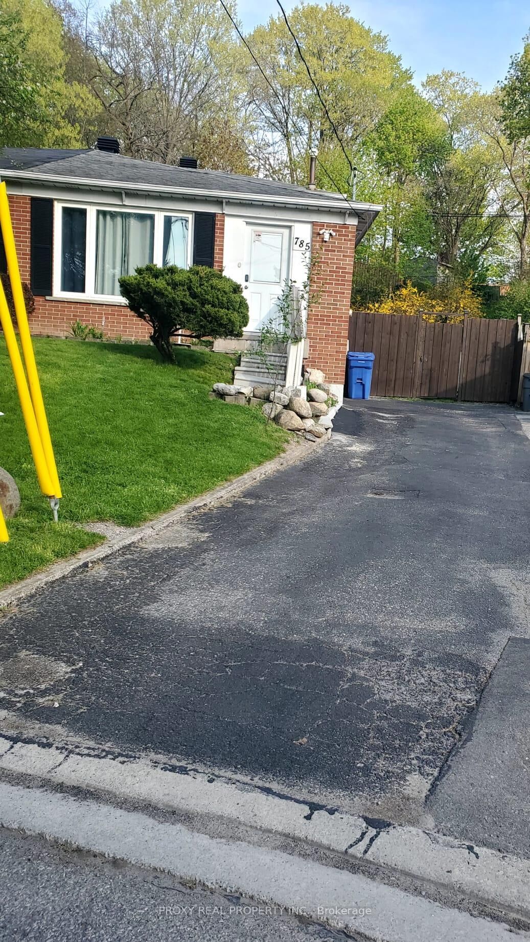 Property Photo:  785 Greenfield Crescent  ON L3Y 3B2 