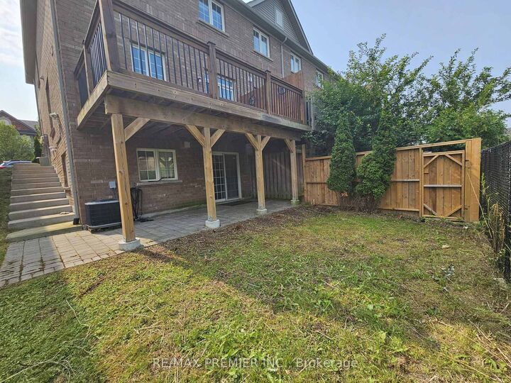 Property Photo: 745 Farmstead Drive 12 ON L9T 8B1