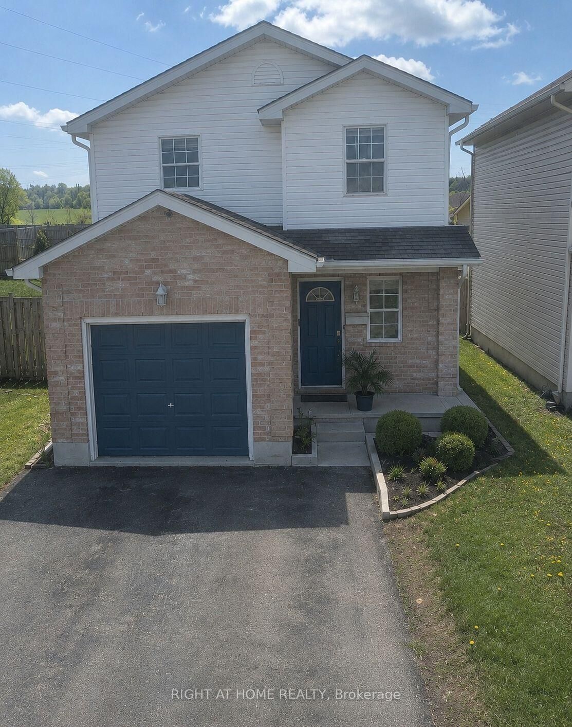 Property Photo:  33 Phair Crescent Room 2  ON N5Z 5B5 