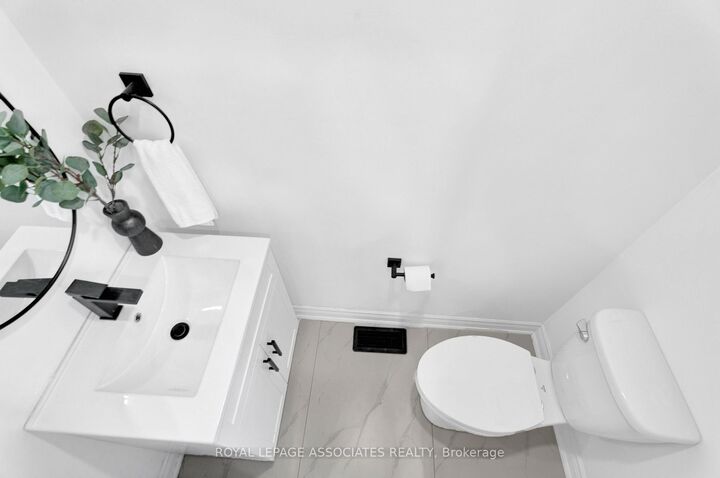 Property Photo: 42 Rossland Road W ON L1G 2W1