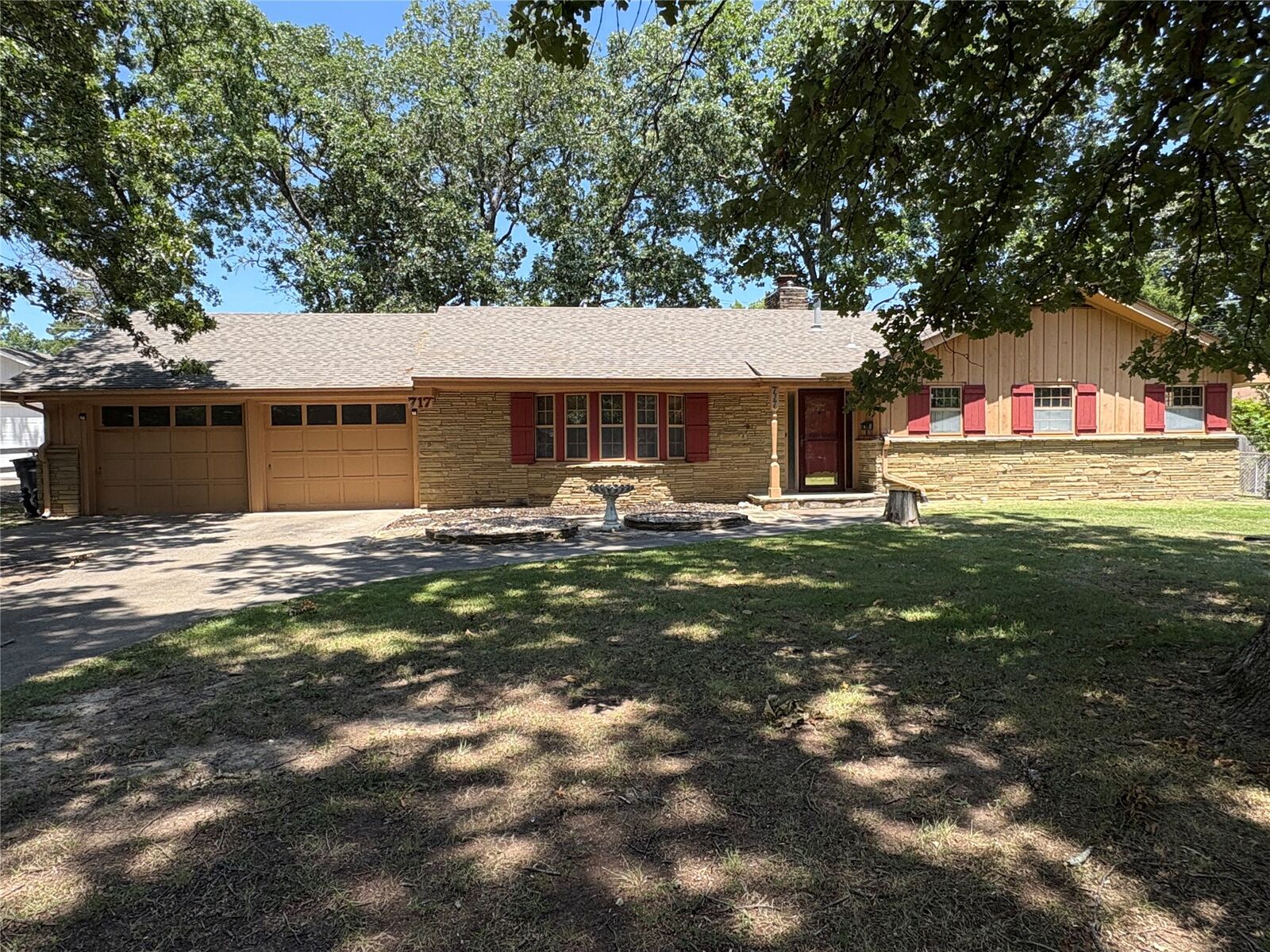 Property Photo: 717 E Seneca Street E OK 74464