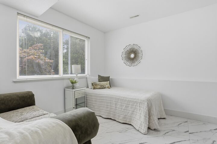 Property Photo: 33497 11 Avenue BC V2V 6Z5