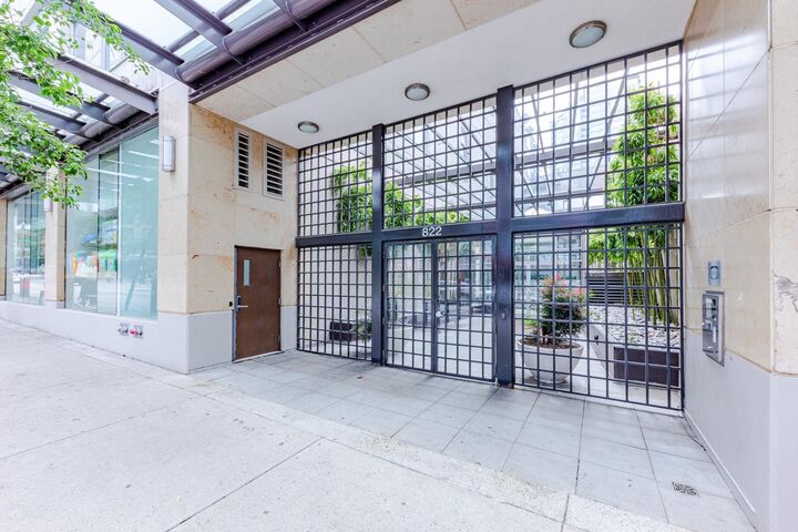 Property Photo: 822 Seymour Street 906 BC V6B 1L7