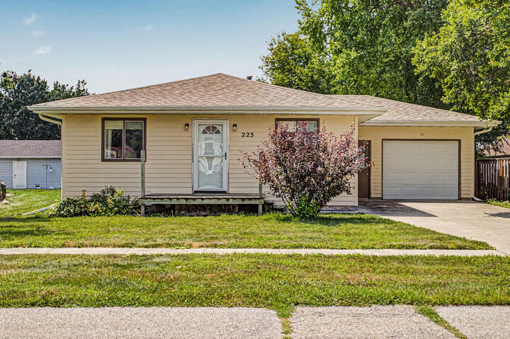 Property Photo:  225 S Green Street  IA 50236 
