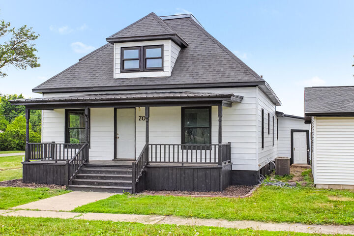 Property Photo:  702 NW 4th Street  IA 50212 