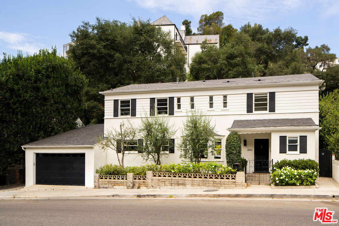 Property Photo: 2845 N Beachwood Dr CA 90068