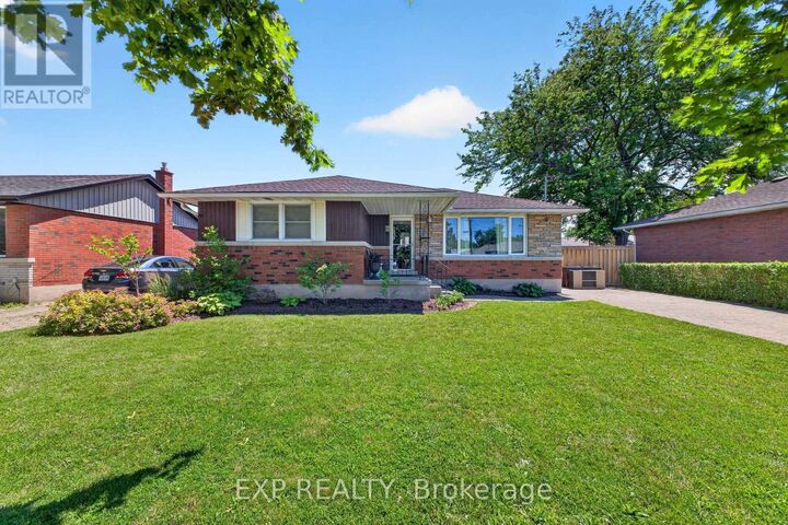 Property Photo: 8 Dunraven Avenue ON L2M 6A7