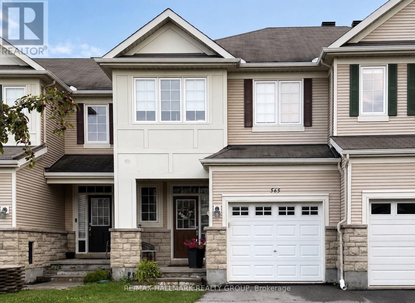 Property Photo:  565 Pepperville Crescent  ON K2M 0E6 