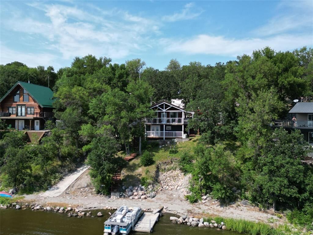 Property Photo: 9810 Oak Drive MB R0K 0Y0