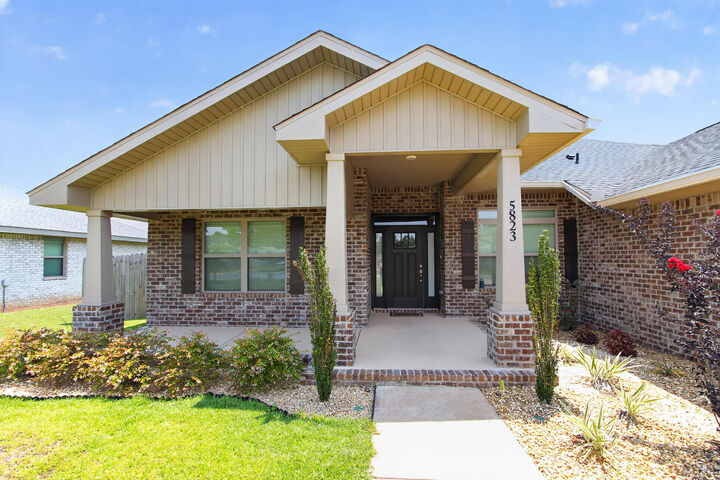 Property Photo: 5823 Crestlake Drive FL 32536