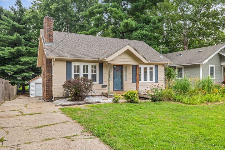 Property Photo: 2019 40th Place IA 50310