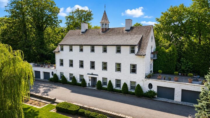 Property Photo:  79 Flagg Court  NY 10304 