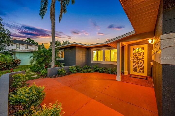 Property Photo: 328 Bayview Drive NE FL 33704