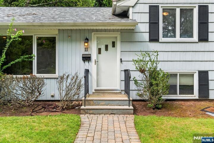 Property Photo:  11 Lockwood Lane  NJ 07624 