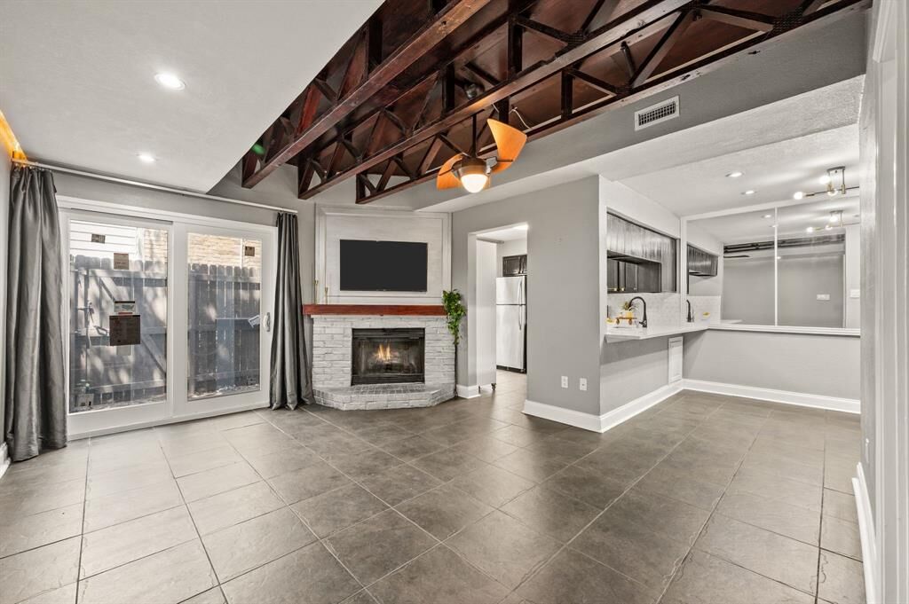 Property Photo: 1100 Brighton Drive D TX 76012