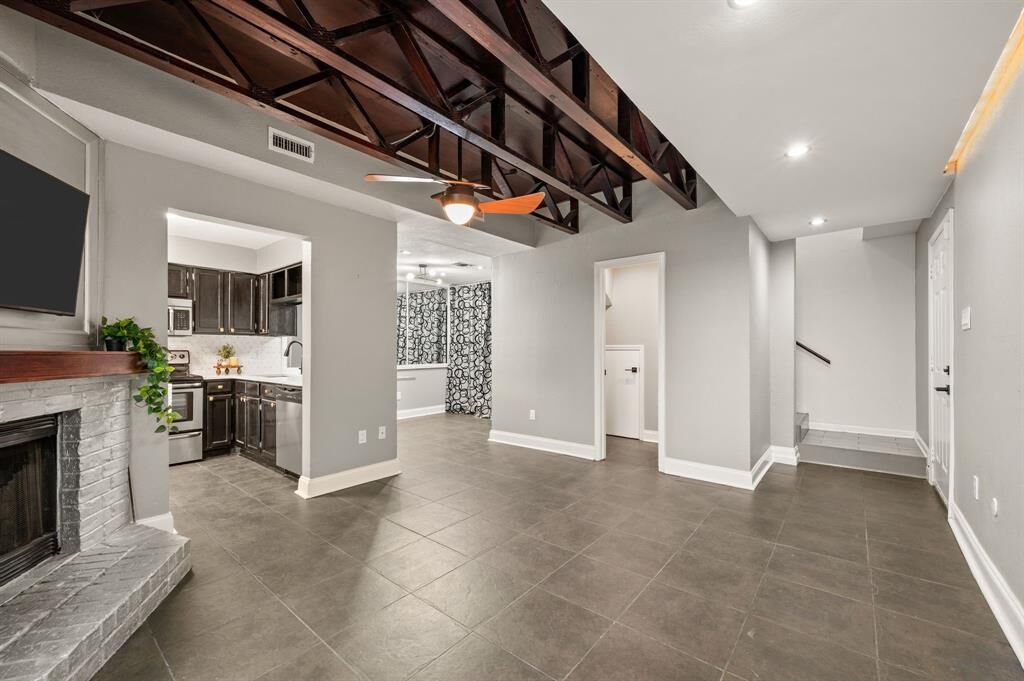 Property Photo: 1100 Brighton Drive D TX 76012