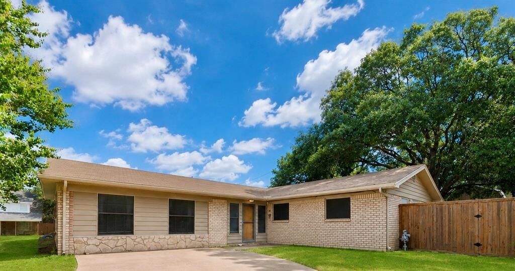 Property Photo: 509 Henslee Drive TX 76040