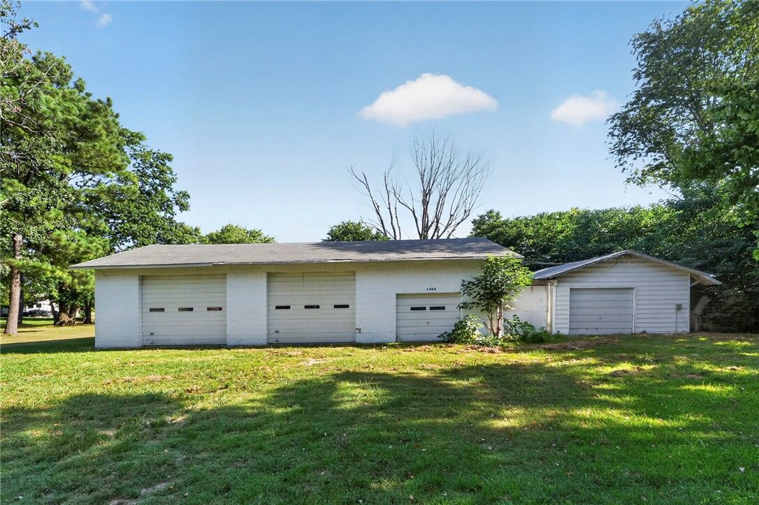 Property Photo:  1370 Elm Springs Road  AR 72762 