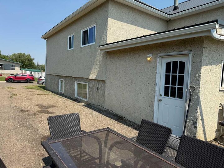 Property Photo: 3 Oak Avenue W AB T1R 0A3