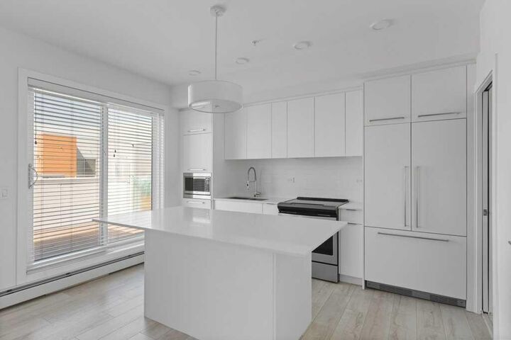 Property Photo: 3130 Thirsk Street NW 415 AB T3B 6H4
