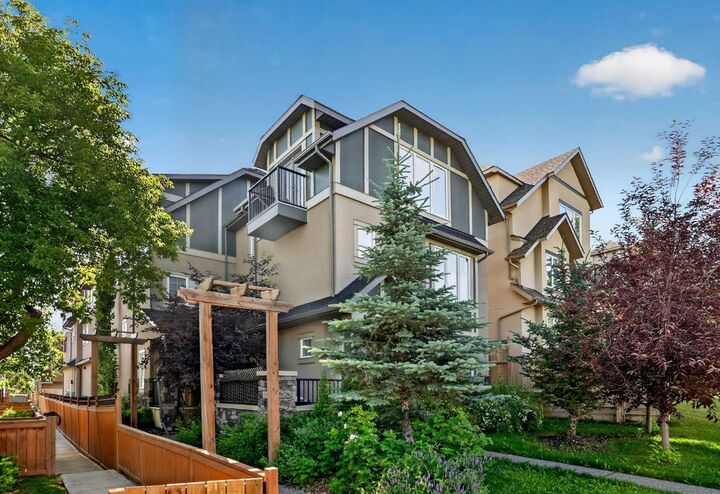 Property Photo: 2416 30 Street SW 4 AB T2E 2M1