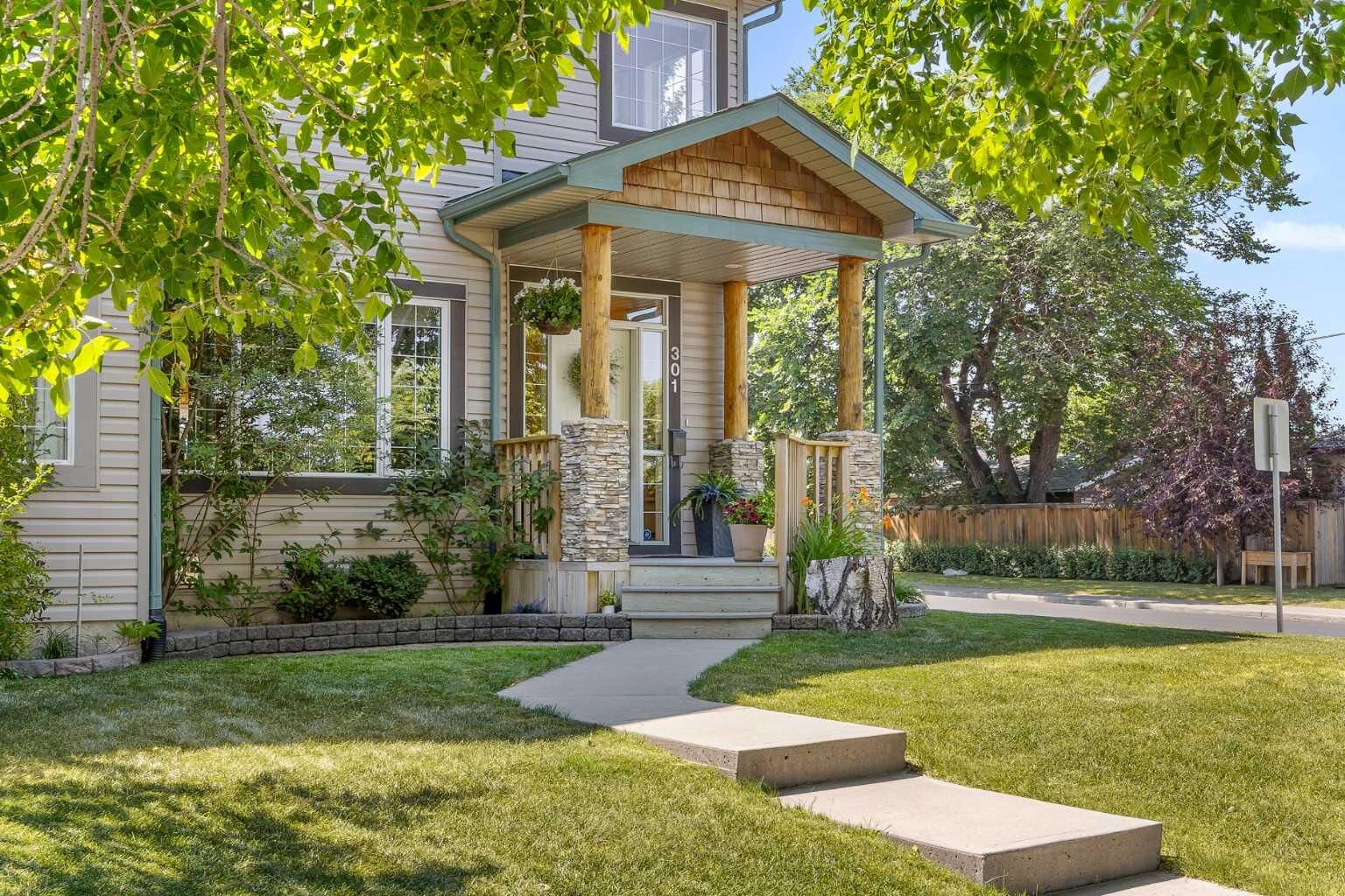 Property Photo: 301 29 Avenue NE AB T2E 2C4