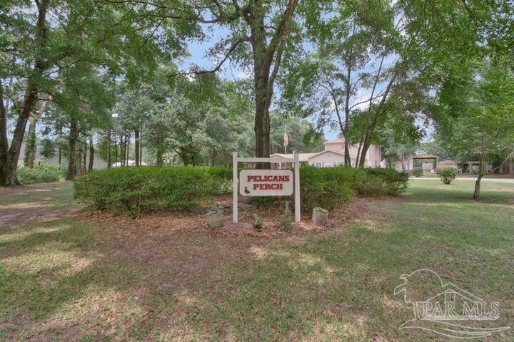 Property Photo: 6242 Foxglove Rd FL 32570