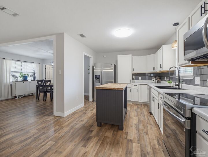 Property Photo: 5905 Stephanie Dr FL 32570