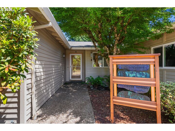 Property Photo: 1935 Hillhouse Dr OR 97068