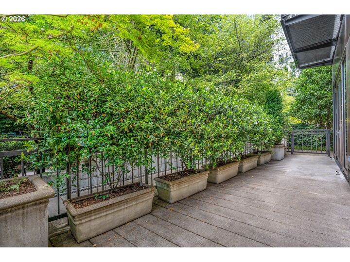 Property Photo:  922 NW 11th Ave 106  OR 97209 